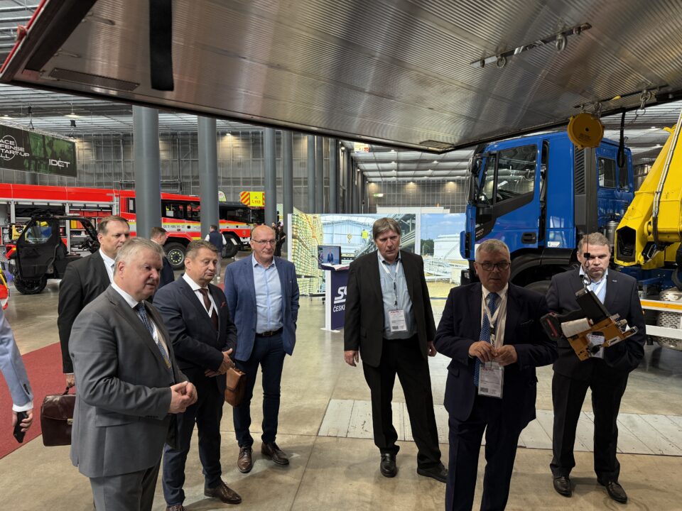 Polská delegace na prohlídce vystavované techniky SSHR